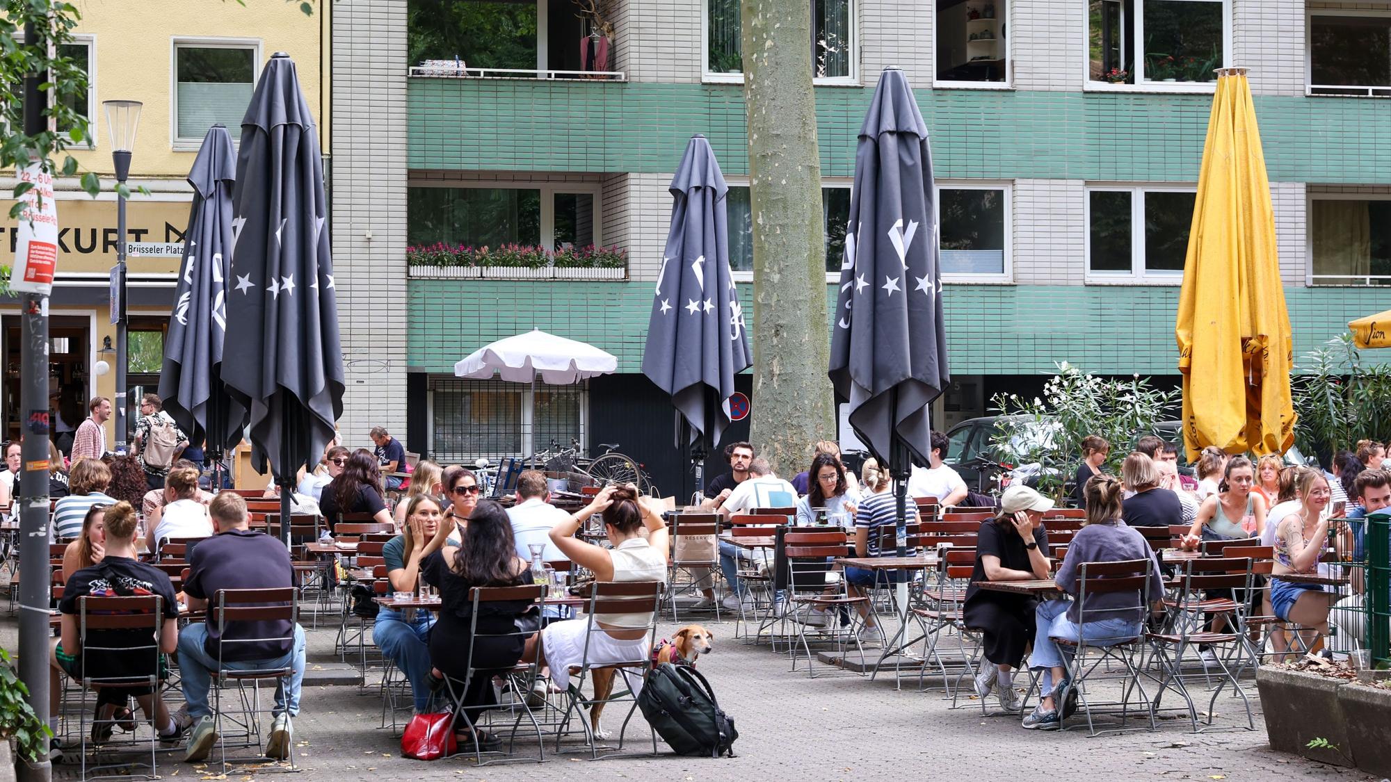 Die Außengastronomie am Brüsseler Platz hatte bislang die Auflage, um 22 Uhr schließen zu müssen.