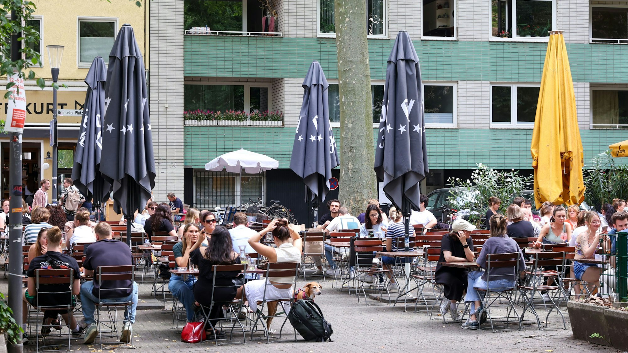 Die Außengastronomie am Brüsseler Platz hatte bislang die Auflage, um 22 Uhr schließen zu müssen.