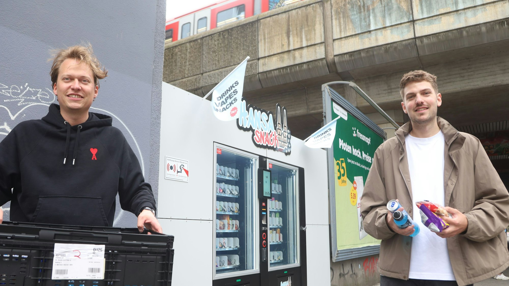 Die Brüder Alexander (l.) und Philipp Ley haben sich den Automaten am Hansaring ausgedacht. Befüllt wird er von ihnen selbst.