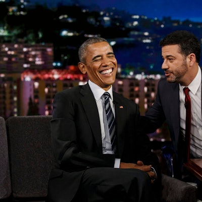 Der frühere US-Präsident Barack Obama (li) und der Fernsehmoderator Jimmy KImmel (r).