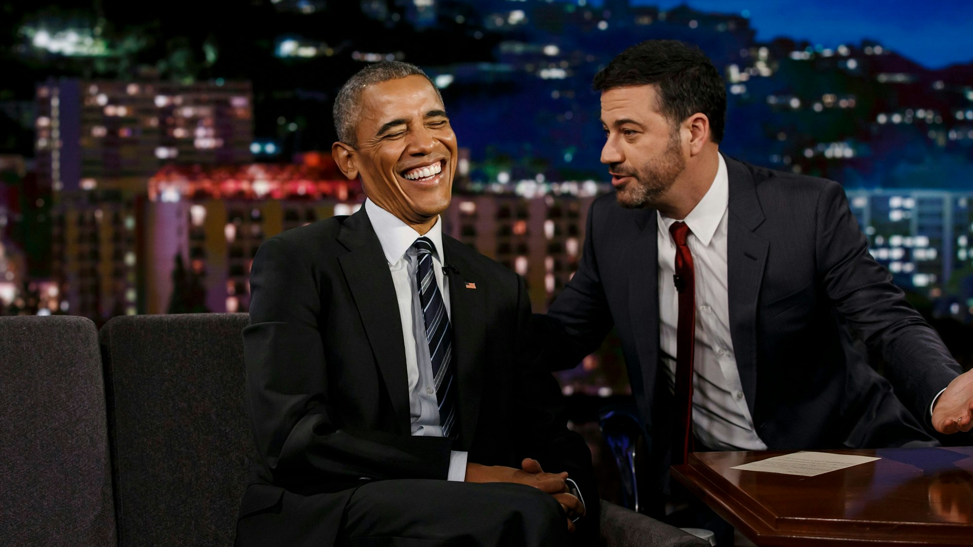 Der frühere US-Präsident Barack Obama (li) und der Fernsehmoderator Jimmy KImmel (r).