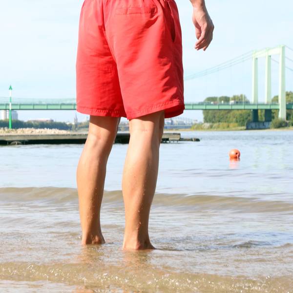 19.09.2025, Köln: Die Stadt Köln informiert bei einem Rundgang zum "Badeverbot im Rhein". Das Ordnungsamt will auch Menschen ansprechen, die sich verbotenerweise im Rhein aufhalten. Foto: Arton Krasniqi