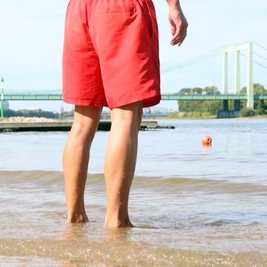 19.09.2025, Köln: Die Stadt Köln informiert bei einem Rundgang zum "Badeverbot im Rhein". Das Ordnungsamt will auch Menschen ansprechen, die sich verbotenerweise im Rhein aufhalten. Foto: Arton Krasniqi