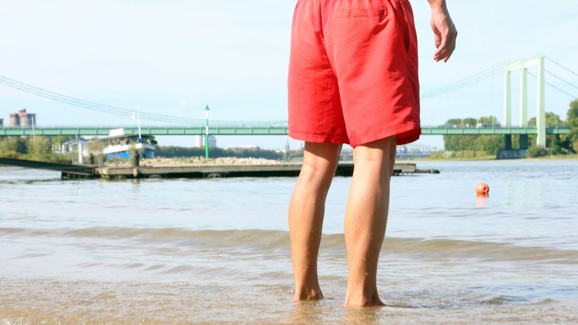 19.09.2025, Köln: Die Stadt Köln informiert bei einem Rundgang zum "Badeverbot im Rhein". Das Ordnungsamt will auch Menschen ansprechen, die sich verbotenerweise im Rhein aufhalten. Foto: Arton Krasniqi