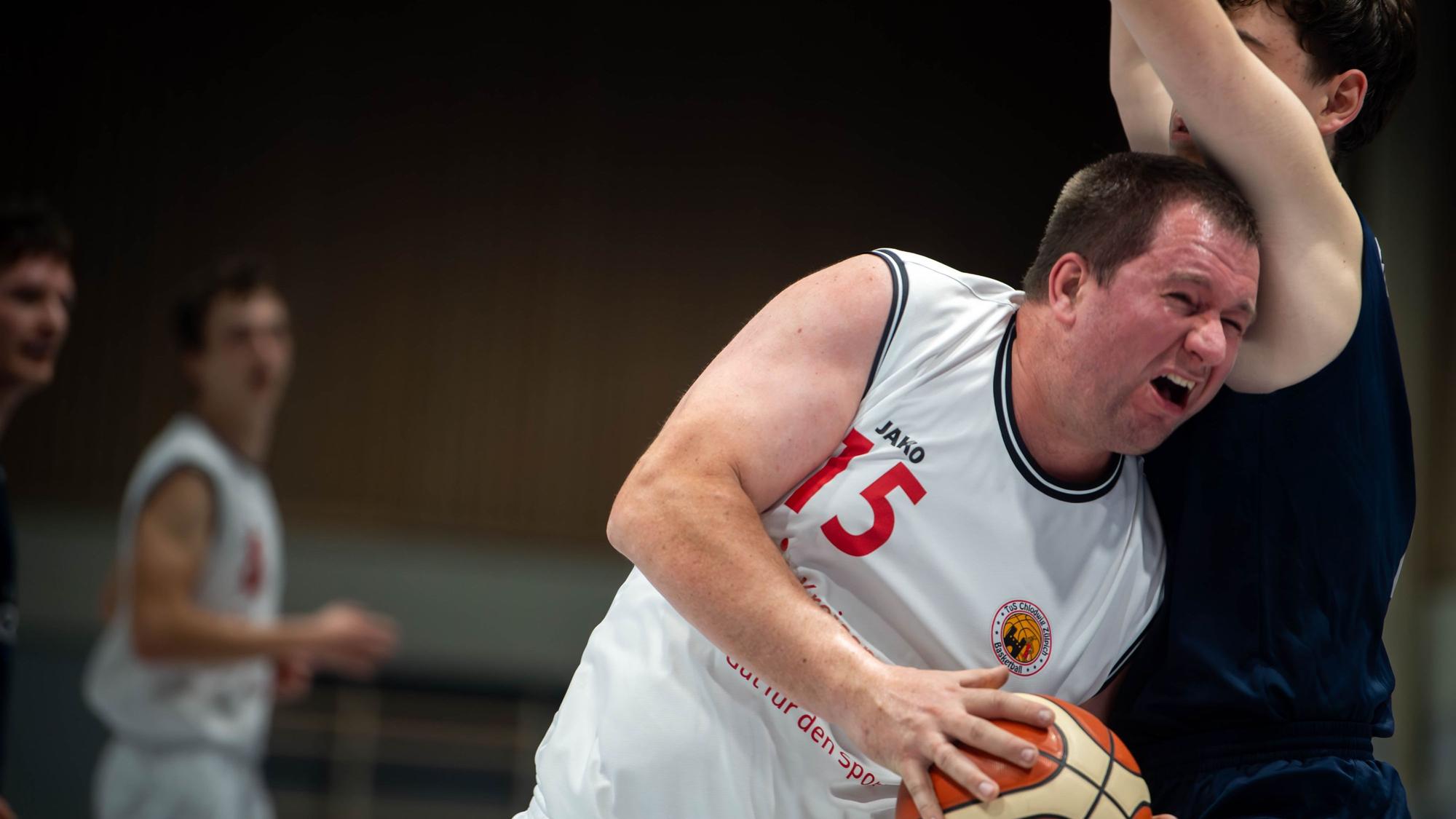 Das Bild zeigt Christian Antons, der zum Korb zieht.