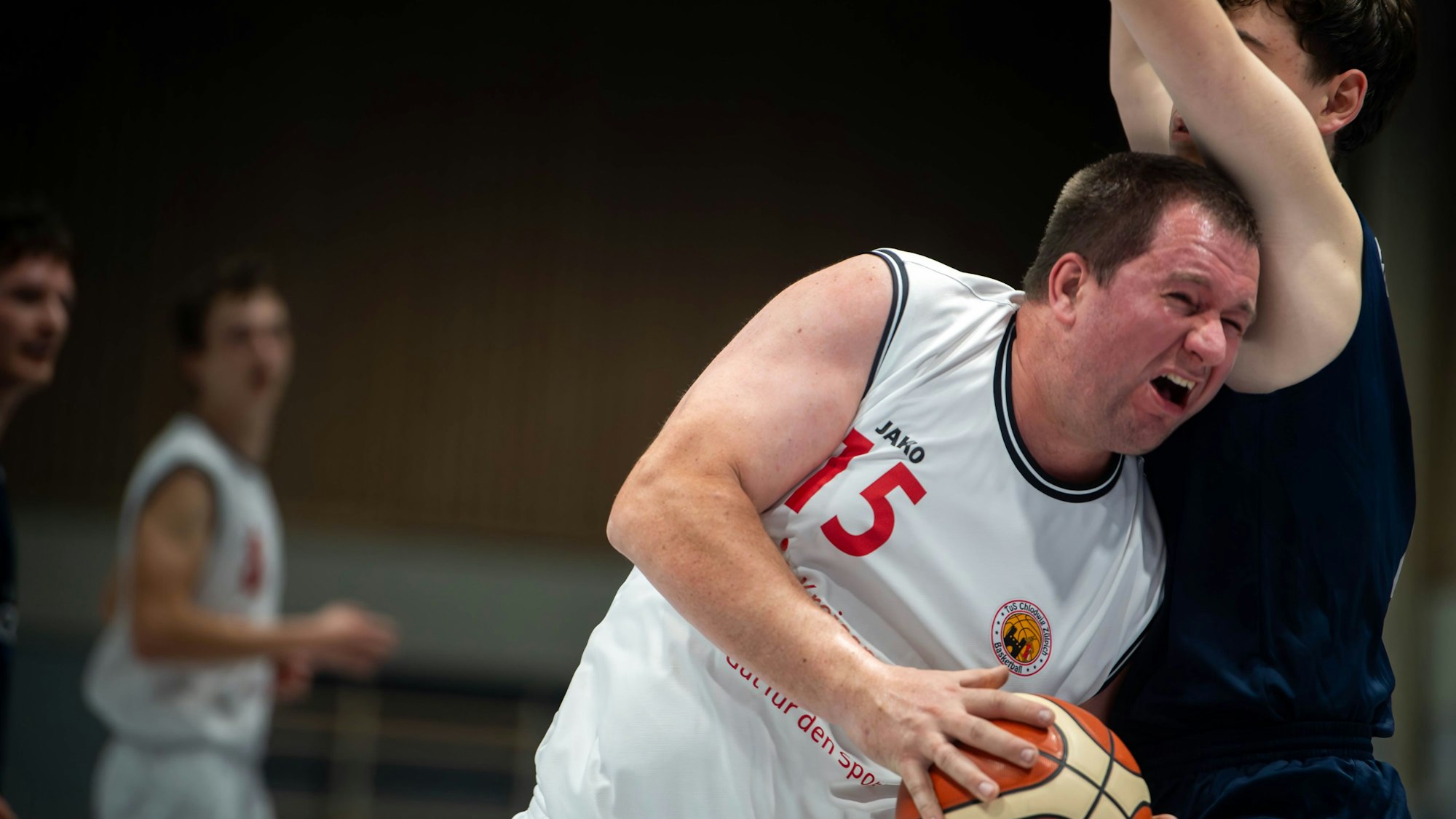 Das Bild zeigt Christian Antons, der zum Korb zieht.