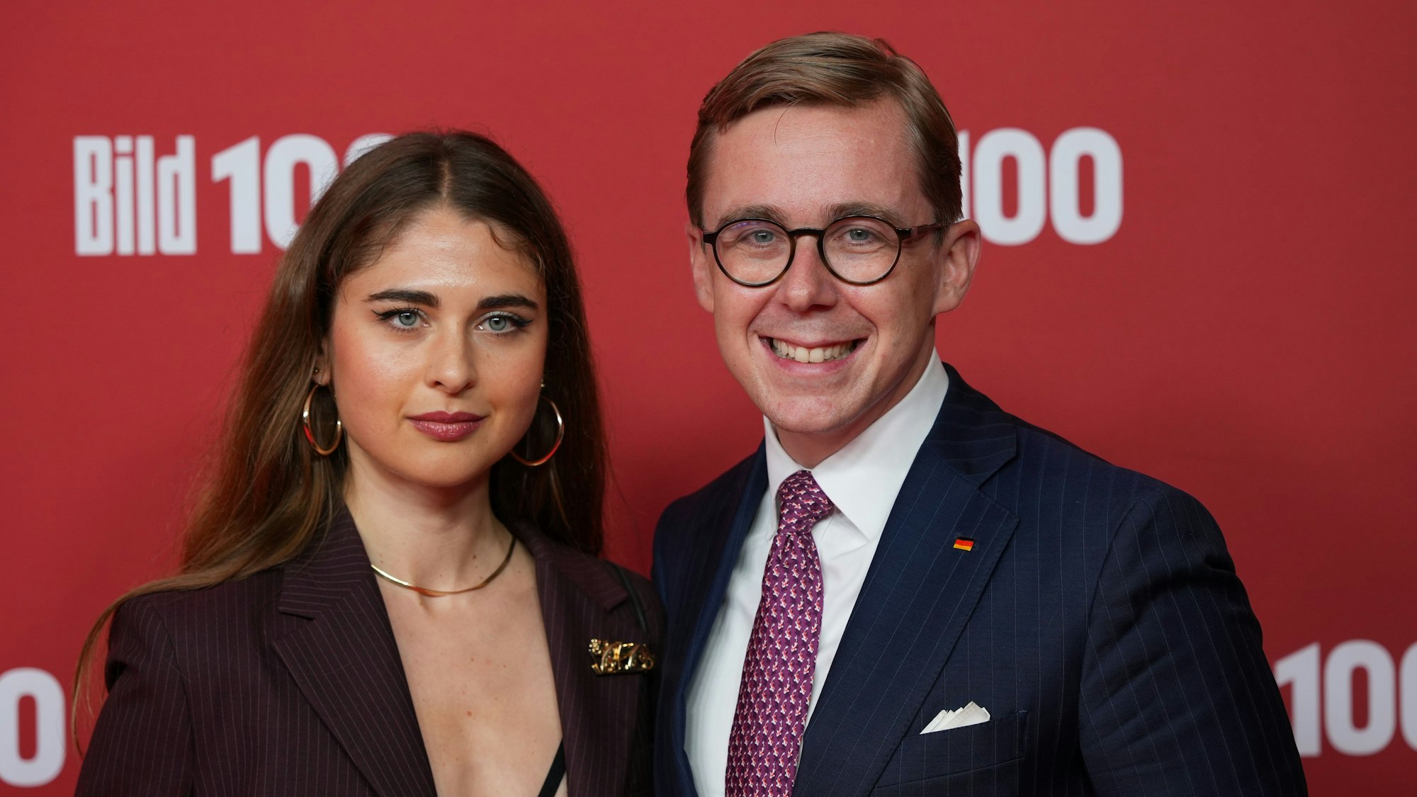 Philipp Amthor, Parlamentarischer Staatssekretär im Bundesministerium für Digitalisierung und Staatsmodernisierung, und Freundin Carlotta kommen zur Veranstaltung „Bild100“.