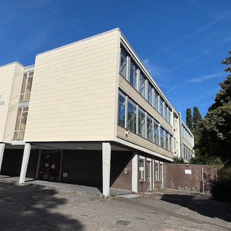 Auf dem Bild ist ein Gebäude aus dem Jahr 1959 zu sehen.