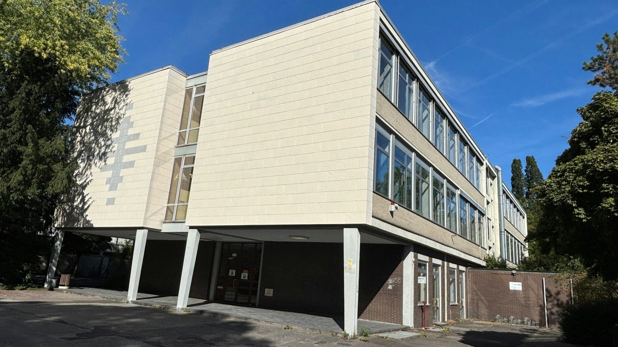 Auf dem Bild ist ein älteres Gebäude zu sehen.