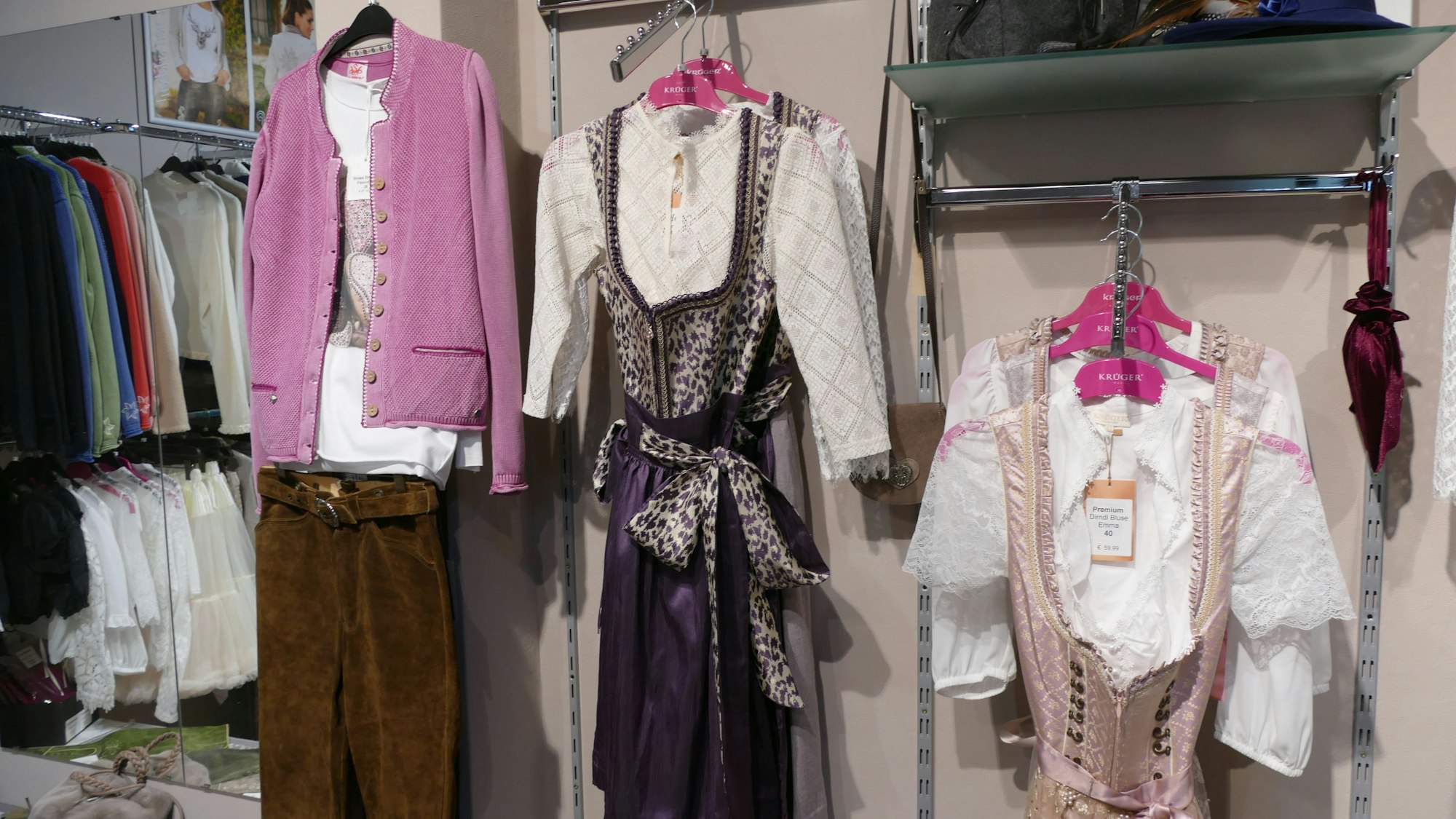 Leo, Lila und Naturfarben liegen dieses Jahr bei der Trachtenmode im Trend.