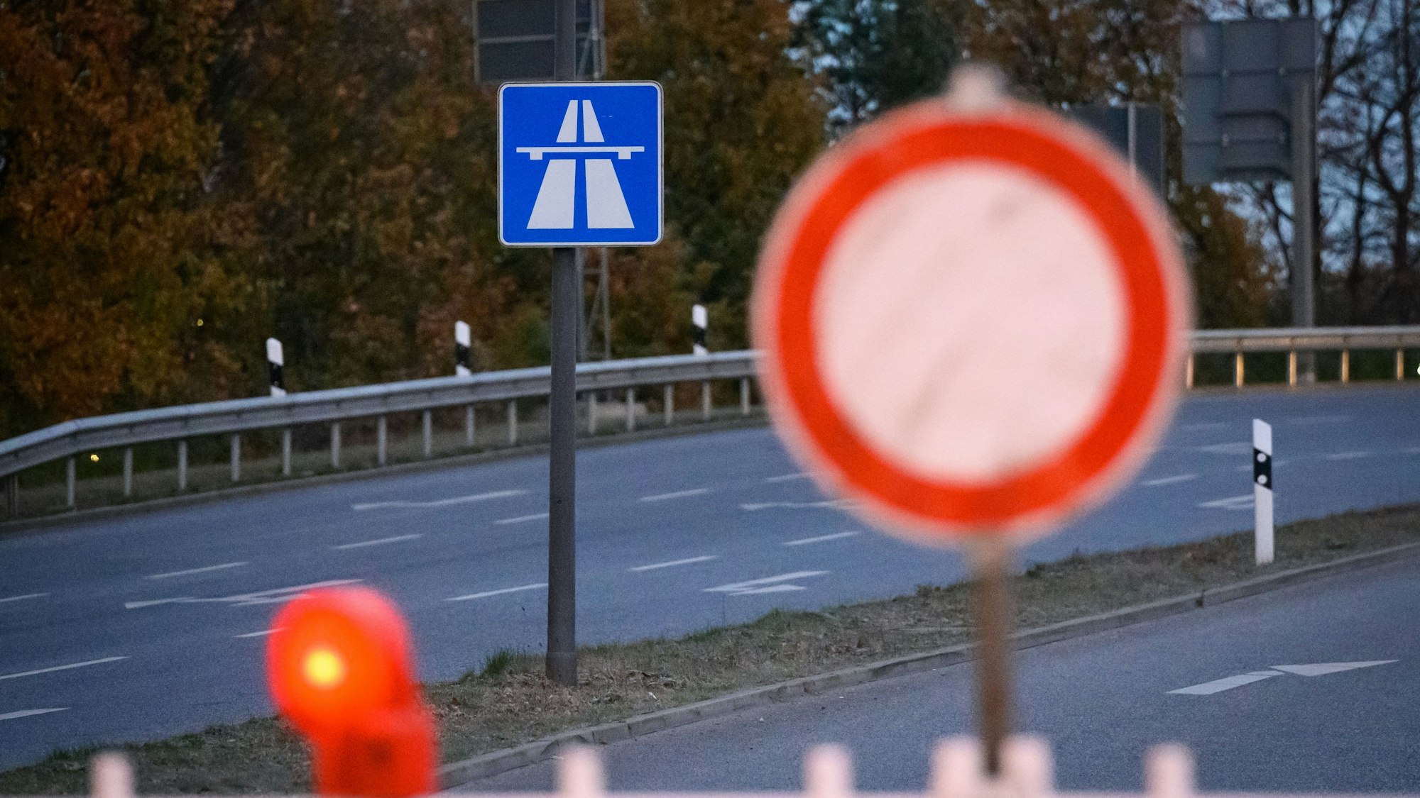Schilder und Baken stehen während einer Sperrung an einer Autobahn-Anschlussstelle