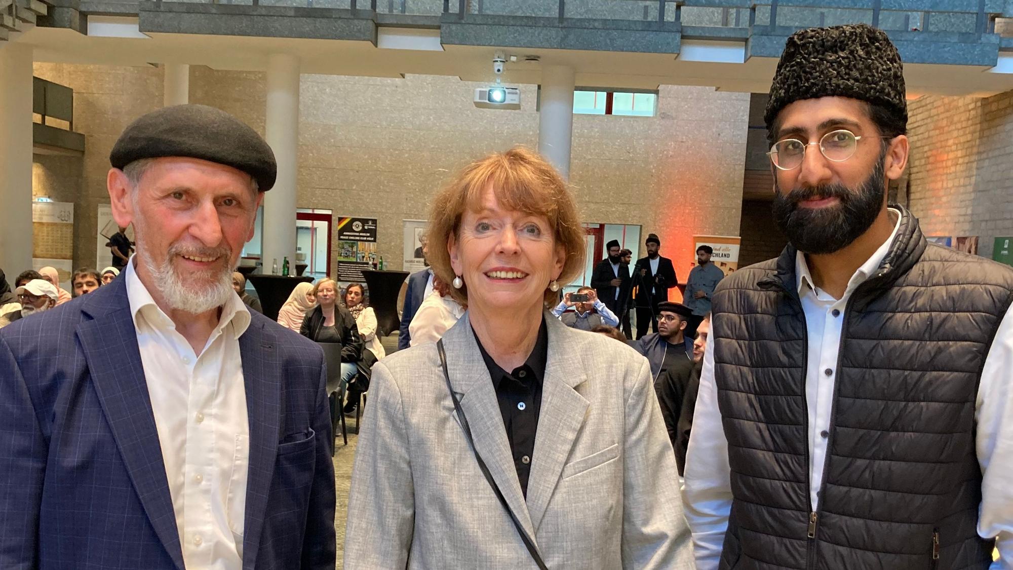 Abdullah Uwe Wagishauser, Bundesvorsitzender der Ahmadiyya Muslim Jamaaat Deutschland, Oberbürgermeisterin Henriette Reker und Imam Mahmood Ahmad Malhi.