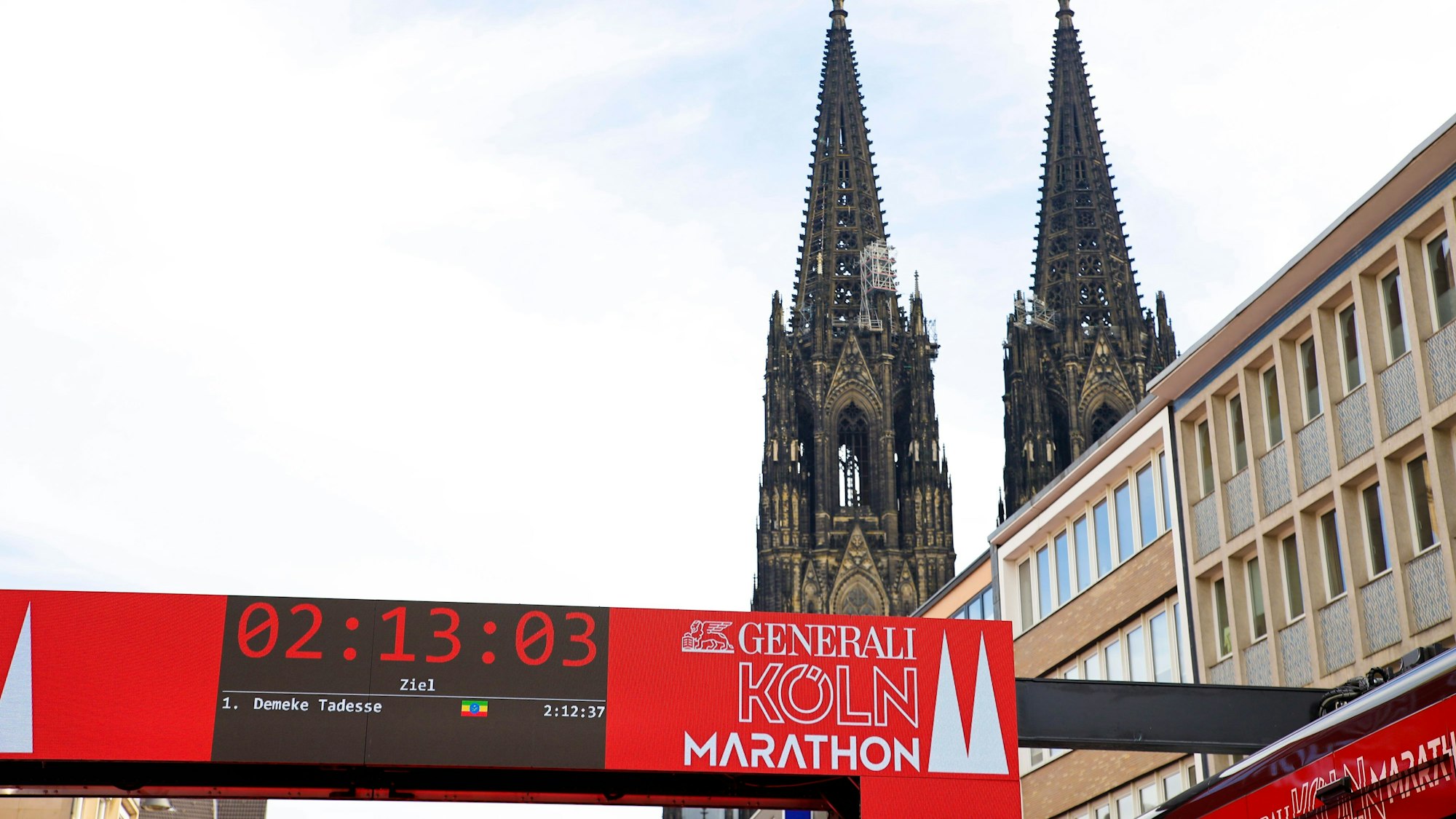 Ein Einlaufschild vor dem Kölner Dom beim Köln Marathon 2024.