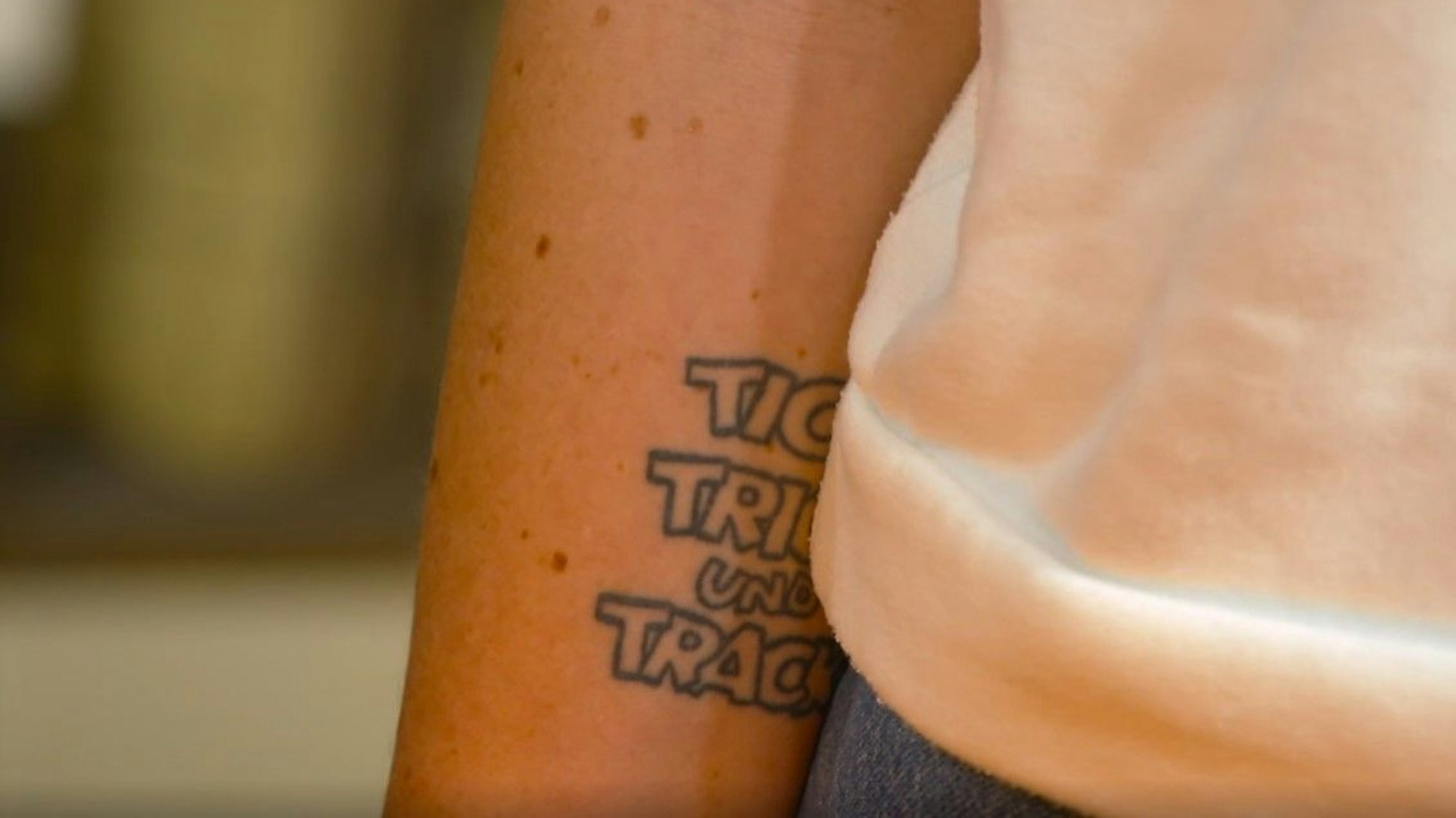 Ihre Liebe zu Donald Duck verzweigte Kölnerin Anja Janson mit einem Tattoo auf ihrem Arm, wie hier bei „Bares für Rares“ zu sehen ist.