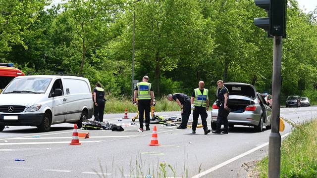 Zu sehen sind Polizisten, die eine Unfallstelle sichern.