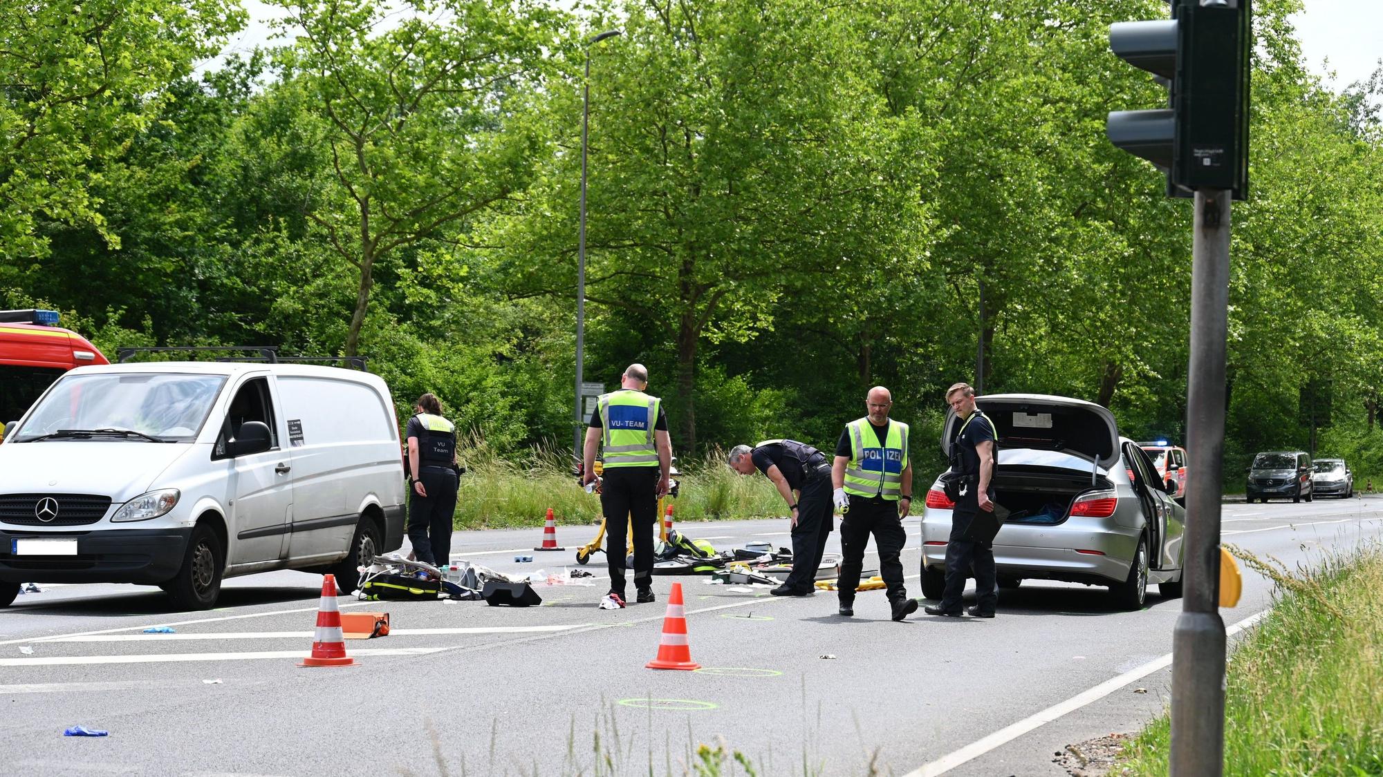 Polizisten an der Unfallstelle auf der Frechener Straße in Hürth