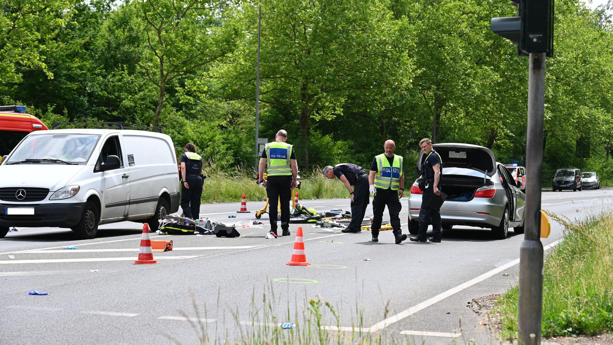 Zu sehen sind Polizisten, die eine Unfallstelle sichern.