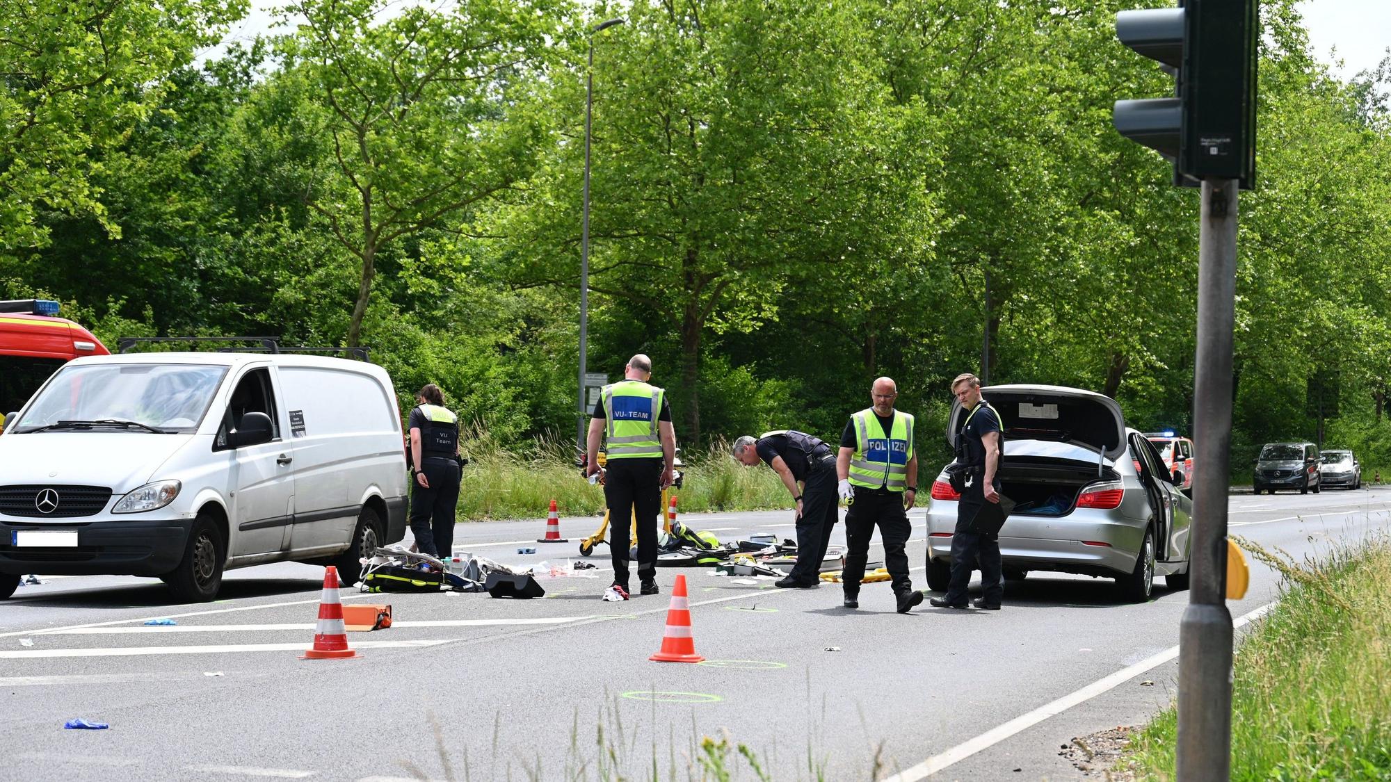 Das Bild zeigt Polizisten an der Unfallstelle.