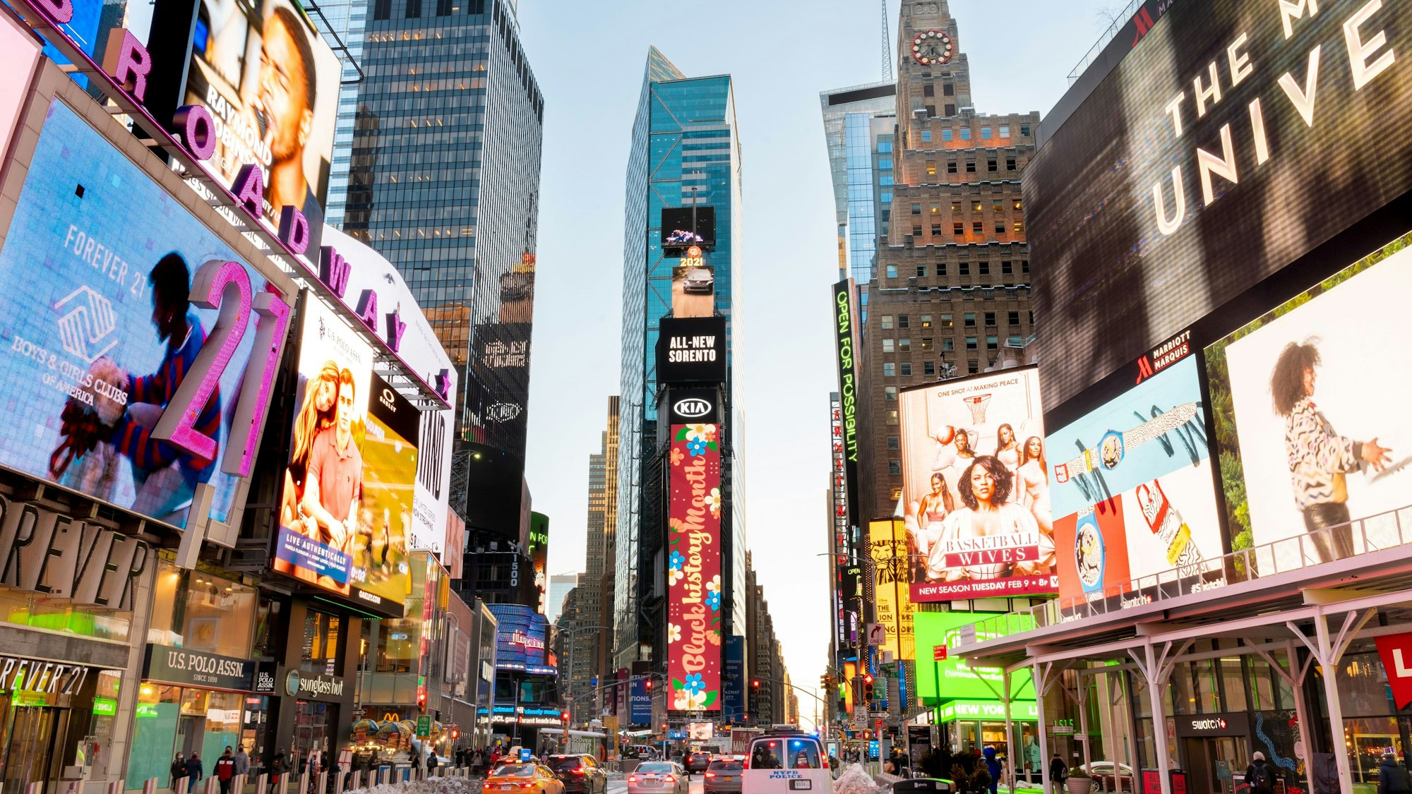 Bild von Times Square in New York City mit hohen Gebäuden und bunten Werbetafeln