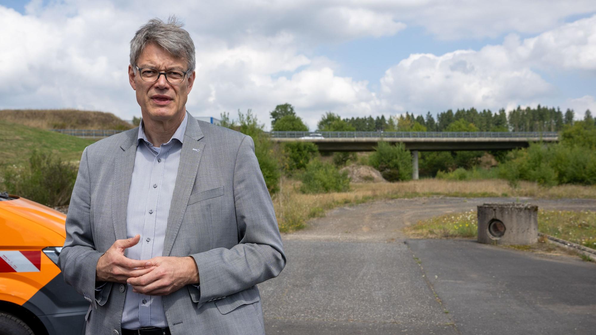 Bundesverkehrsminister Patrick Schnieder (CDU) spricht an der Autobahn A1-Anschlussstelle Kelberg zu den Medien.
