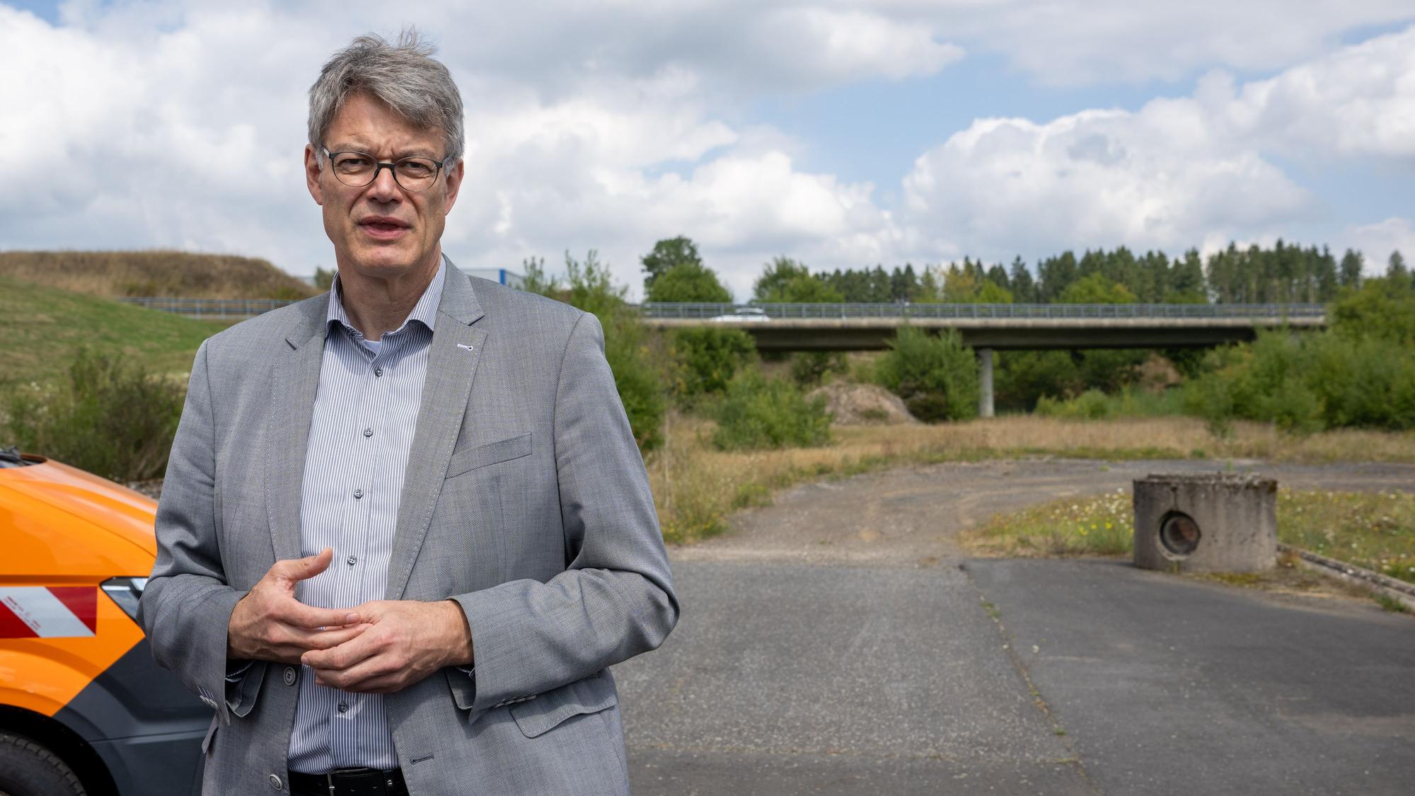 Bundesverkehrsminister Patrick Schnieder (CDU) spricht an der Autobahn A1-Lückenanschlussstelle Kelberg zu den Medien.