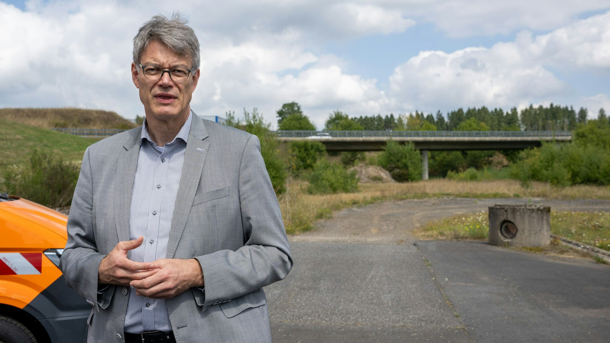 Bundesverkehrsminister Patrick Schnieder (CDU) spricht an der Autobahn A1-Lückenanschlussstelle Kelberg zu den Medien.