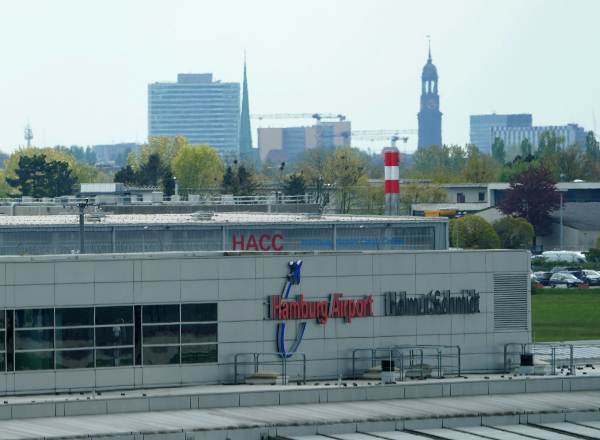 Am Airport Hamburg war es wegen eines Kerosin-Lieferengpasses zu Verspätungen und Flugausfällen gekommen. (Archivbild)