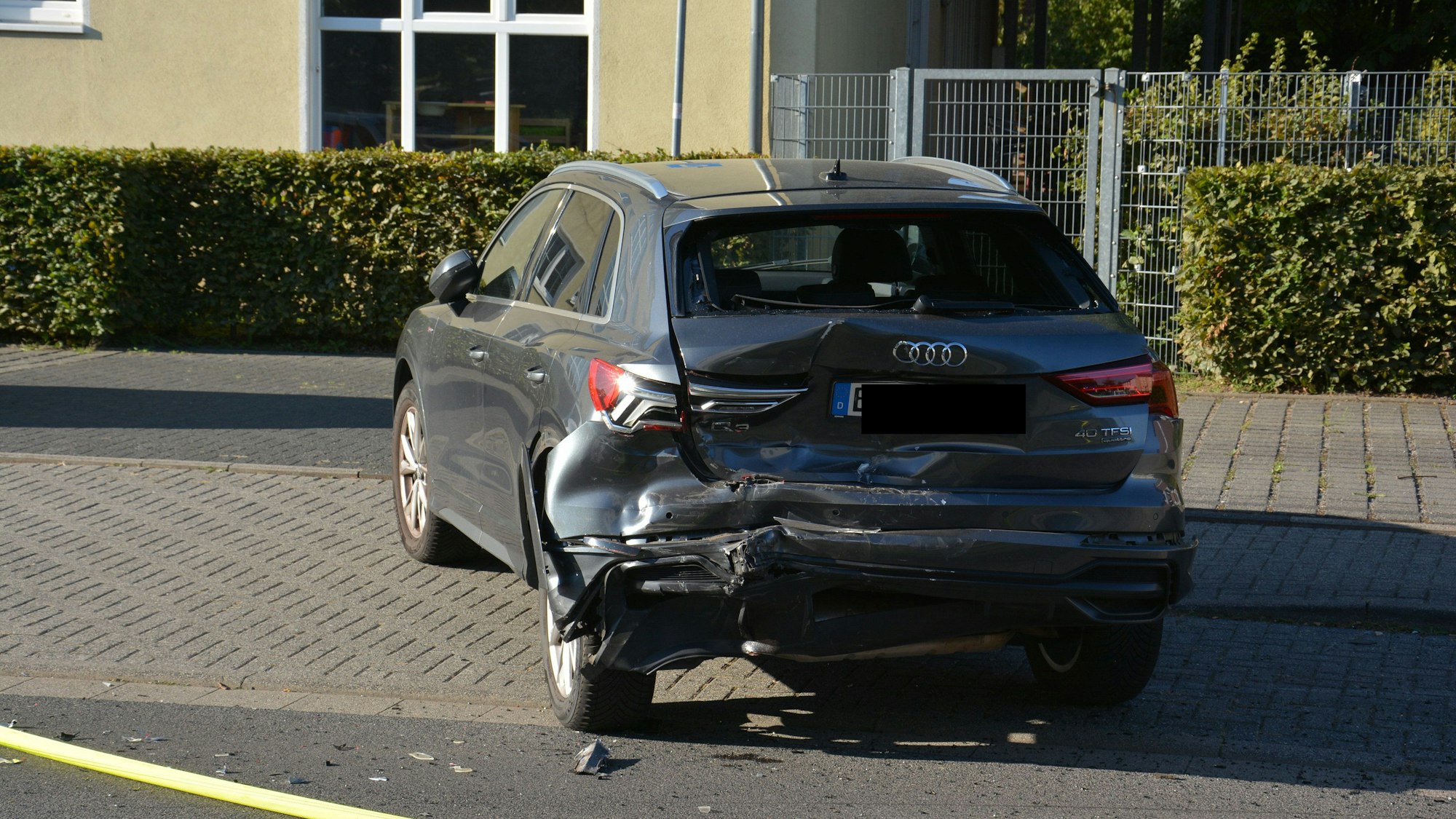 Der Fahrer beschädigte auch ein parkendes Auto.