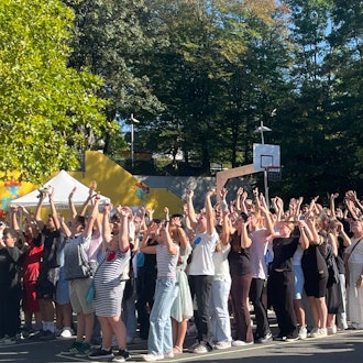 Viele Menschen auf Schulhof
