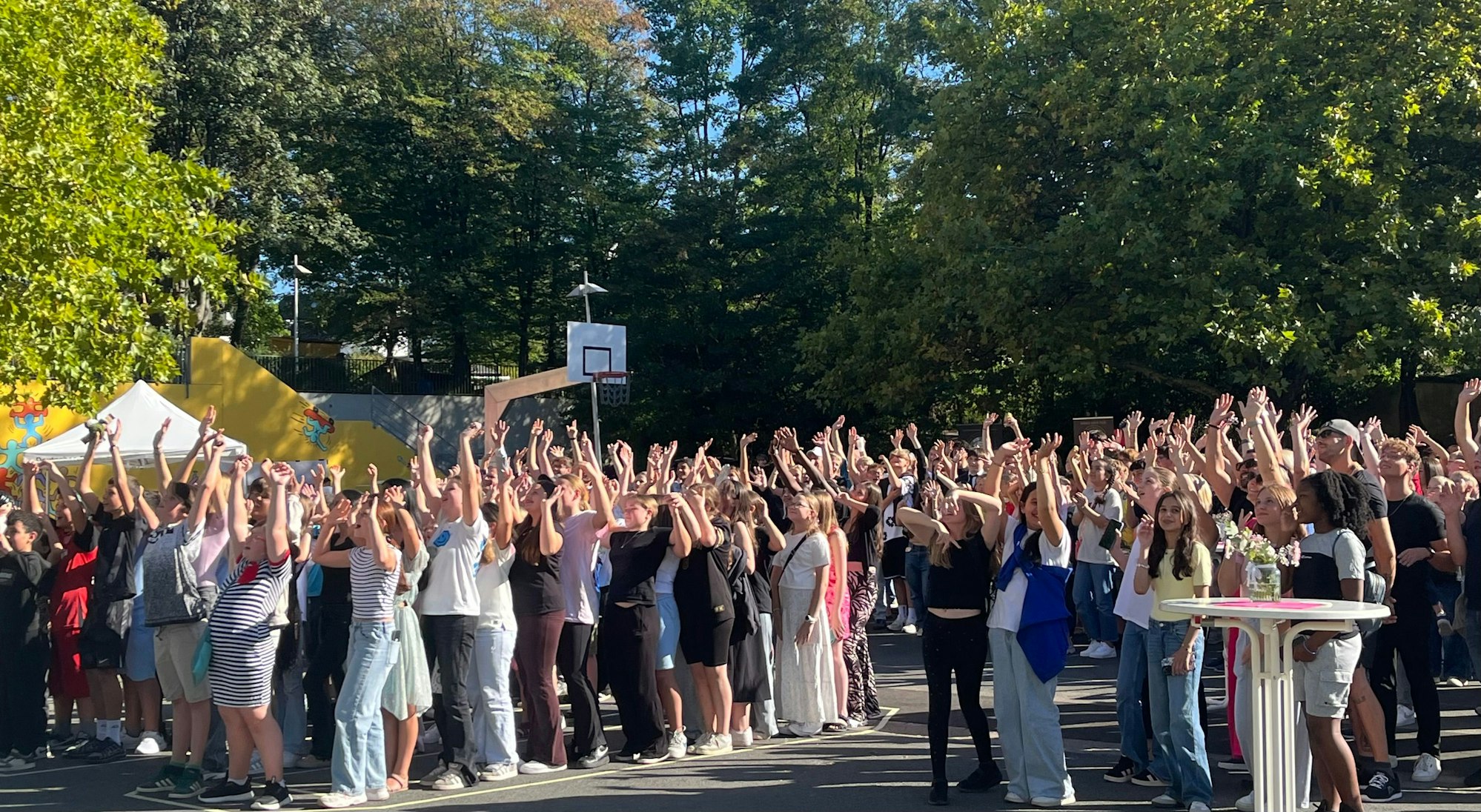 Viele Menschen auf Schulhof