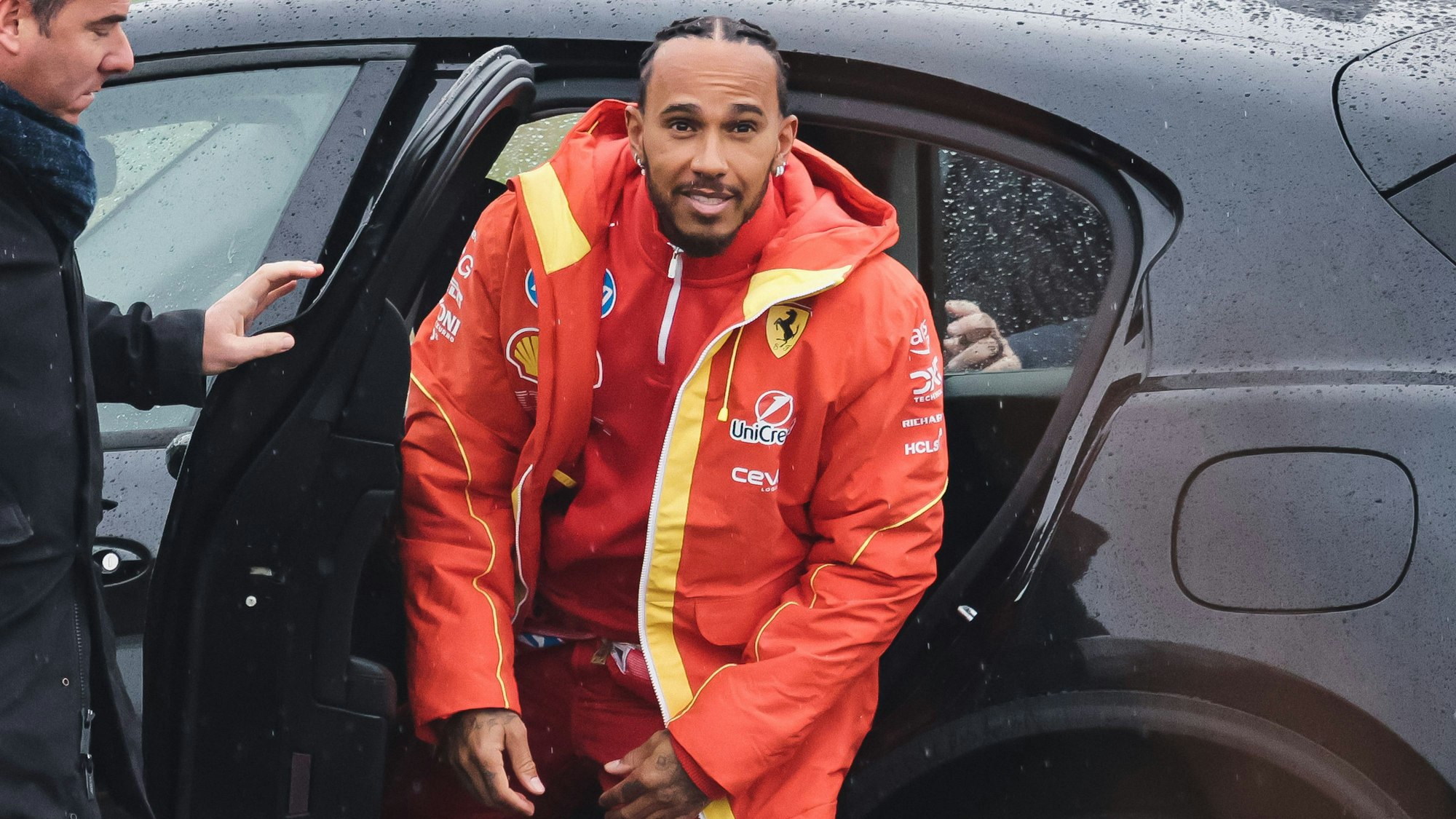 Lewis Hamilton steigt aus dem Auto.