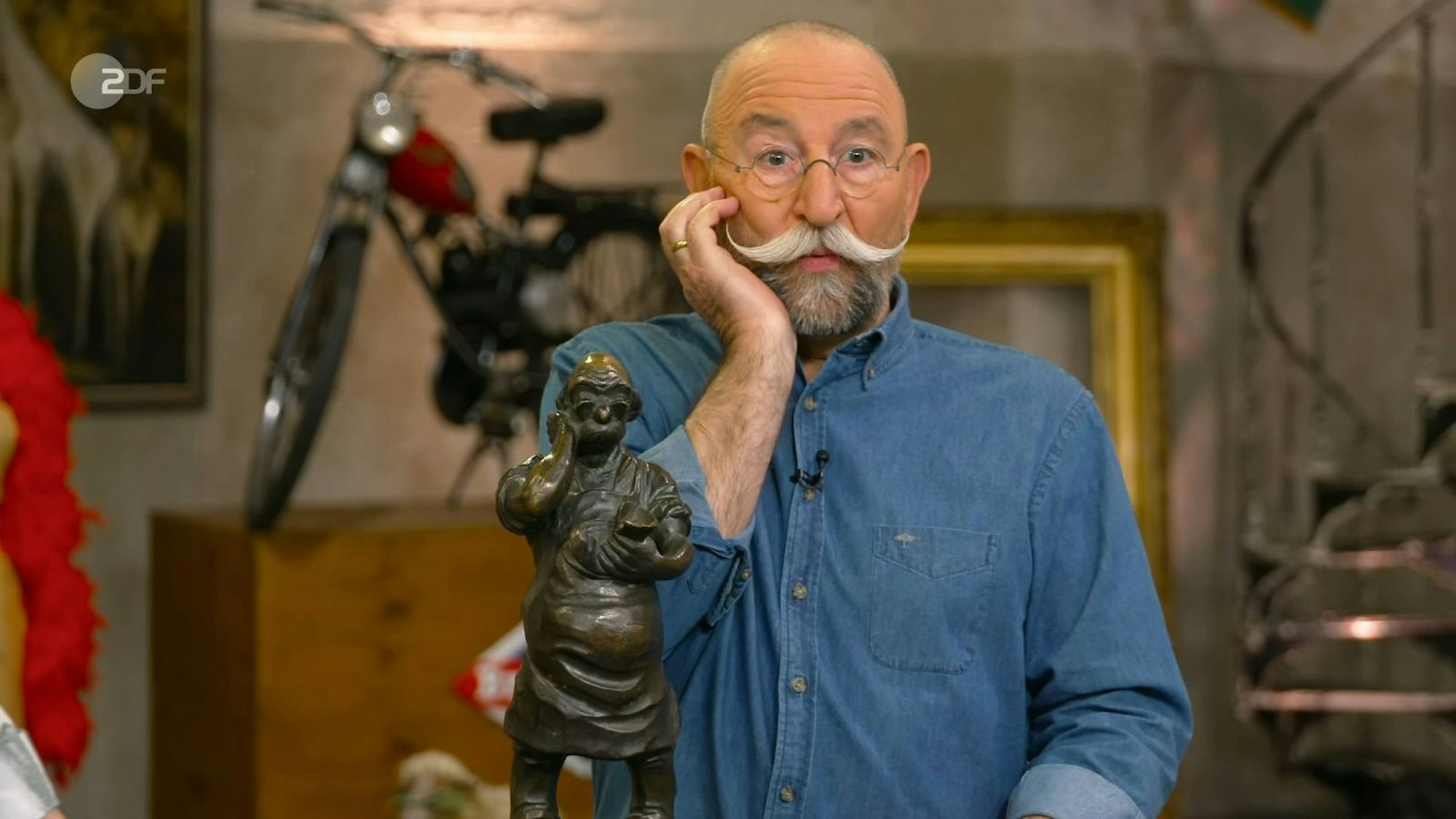 Die Bronzeplastik eines Schusters von Peter Karge aus den 1950er-Jahren sah Horst Lichter ähnlich, fand der Moderator zumindest selbst. Schätzwert: 450 bis 570 Euro. Roman Runkel ließ sich von seinen Kollegen auf 400 Euro hochhandeln.
(Bild: ZDF)