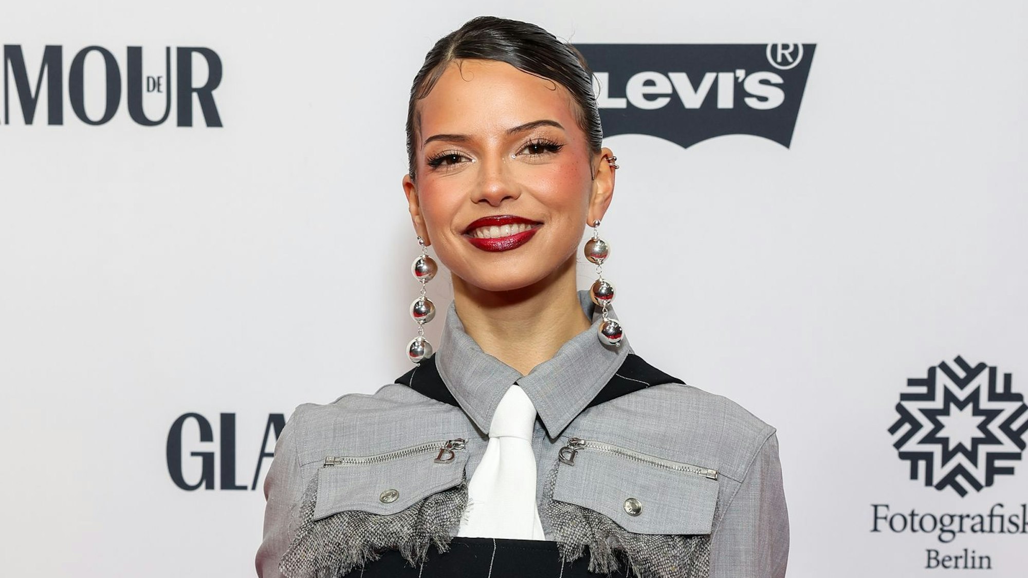 Nina Chuba veröffentlicht am Freitag, 19. September, ihr zweites Studioalbum „Ich liebe mich, ich liebe mich nicht“. Ihre Karriere begann sie jedoch als Schauspielerin. Erkennen Sie die junge Nina? (Bild: 2024 Getty Images/Gerald Matzka)