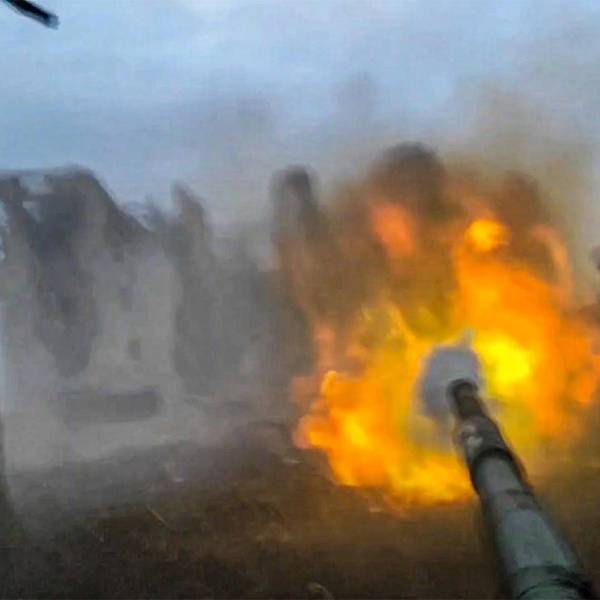 Ein russischer Panzer feuert auf eine Stellung nahe Pokrowsk. An der Front kommt es derzeit zu heftigen Gefechten, heißt es aus Kyjiw. (Archivbild)