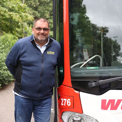 Busfahrer Stephan Melcher neben einem Wupsi-Bus