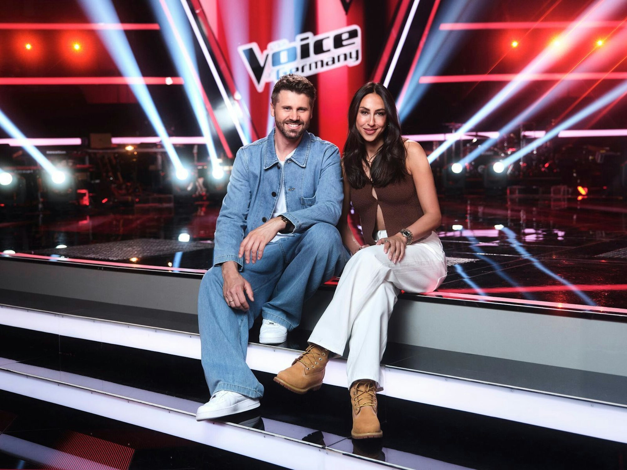 Thore Schölermann und Melissa Khalaj moderieren seit 2022 gemeinsam „The Voice of Germany“. (Bild: Joyn/Christoph Köstlin)