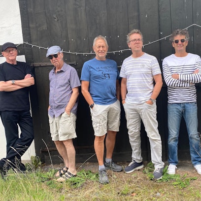 Gruppenbild der Band 50 Ways. Sechs Männer stehen in einer Reihe.