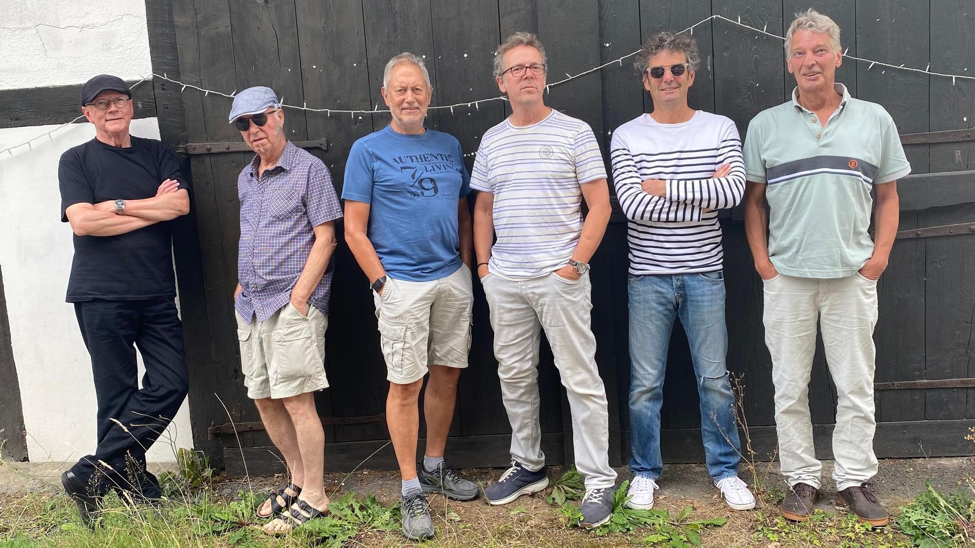 Gruppenbild der Band 50 Ways. Sechs Männer stehen in einer Reihe.