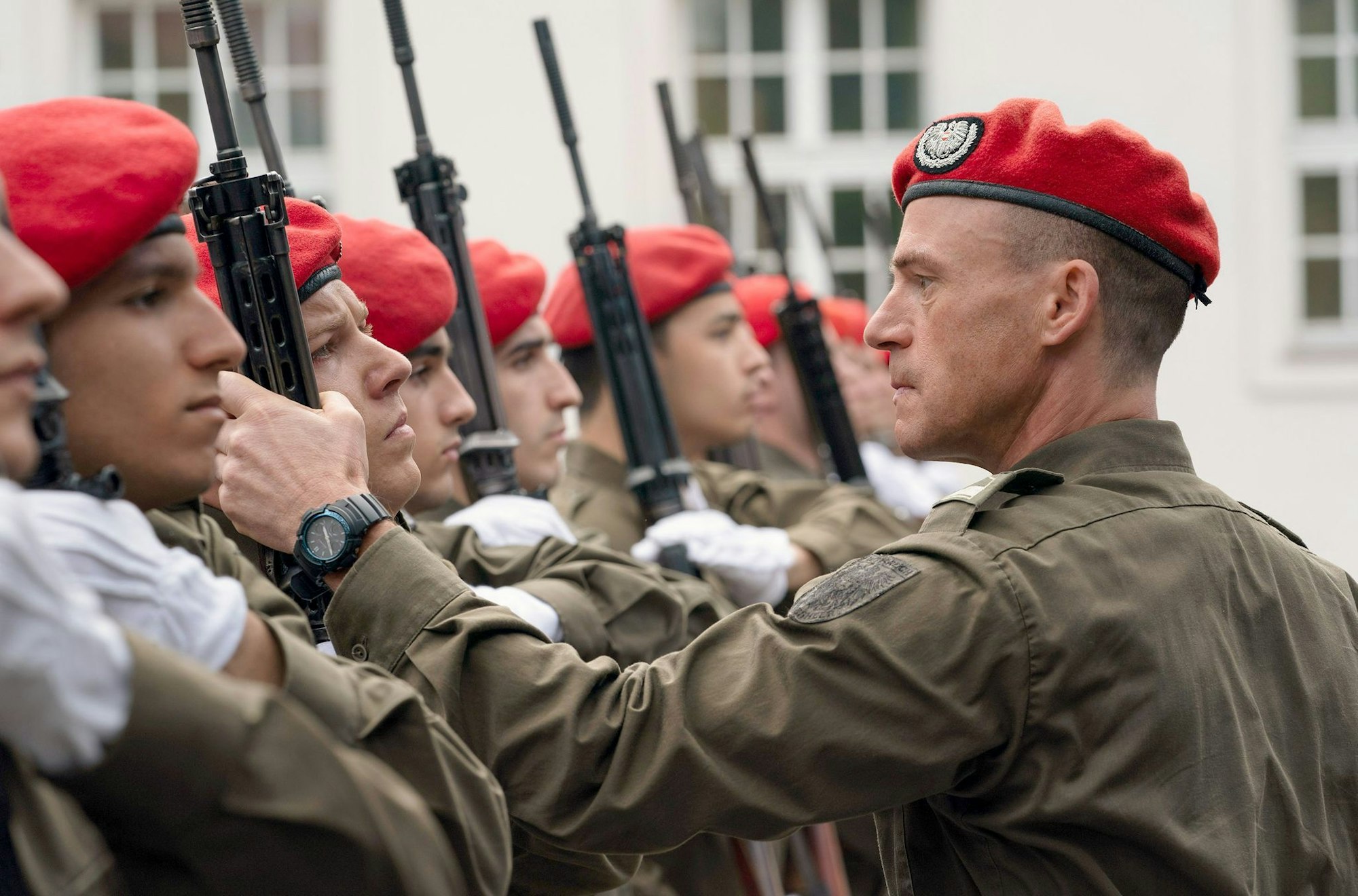 Vizeleutnant Charles Eismayer (Gerhard Liebmann, re.) drillt seine Rekruten hart.