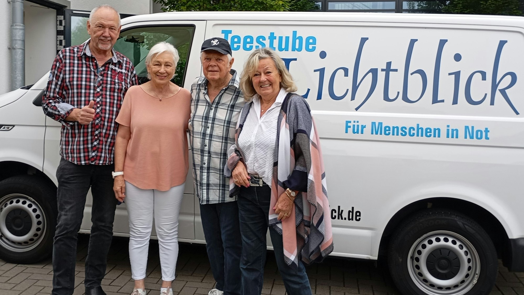 Das Foto zeigt Moderator Eddy Wildenburg (v.l.), Karin Meyer, Graham Bonney, Iris Hutschenreuther-Bradly vor dem Transporter der Teestube Lichtblick.