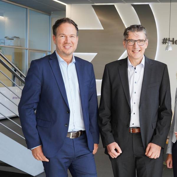 Marcel Winter (l.) ist am Freitag vom Aufsichtsrat der KVB zum neuen Vorstandsvorsitzenden ab 1. April 2026 gewählt worden. Neue Finanzchefin wird Alexandra Rohlmann. Mit auf dem Bild: Manfred Richter, Aufsichtsratsvorsitzender der KVB.
