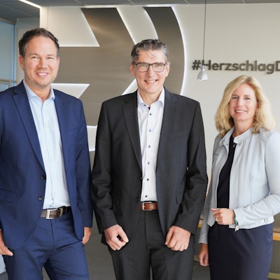 Marcel Winter (l.) ist am Freitag vom Aufsichtsrat der KVB zum neuen Vorstandsvorsitzenden ab 1. April 2026 gewählt worden. Neue Finanzchefin wird Alexandra Rohlmann. Mit auf dem Bild: Manfred Richter, Aufsichtsratsvorsitzender der KVB.