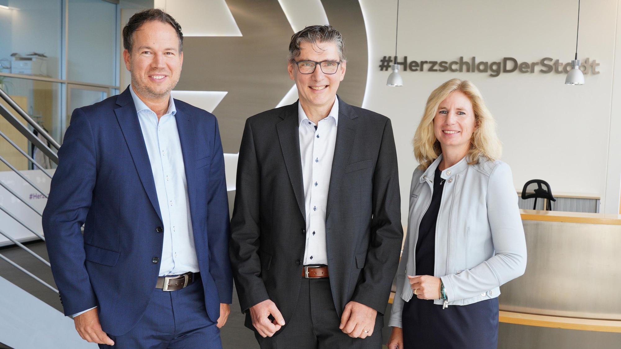 Marcel Winter (l.) ist am Freitag vom Aufsichtsrat der KVB zum neuen Vorstandsvorsitzenden ab 1. April 2026 gewählt worden. Neue Finanzchefin wird Alexandra Rohlmann. Mit auf dem Bild: Manfred Richter, Aufsichtsratsvorsitzender der KVB.