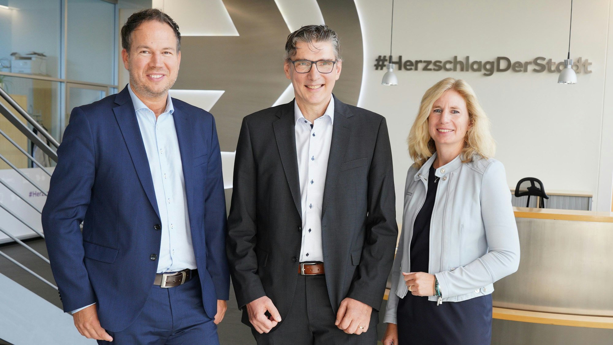 Marcel Winter (l.) ist am Freitag vom Aufsichtsrat der KVB zum neuen Vorstandsvorsitzenden ab 1. April 2026 gewählt worden. Neue Finanzchefin wird Alexandra Rohlmann. Mit auf dem Bild: Manfred Richter, Aufsichtsratsvorsitzender der KVB.