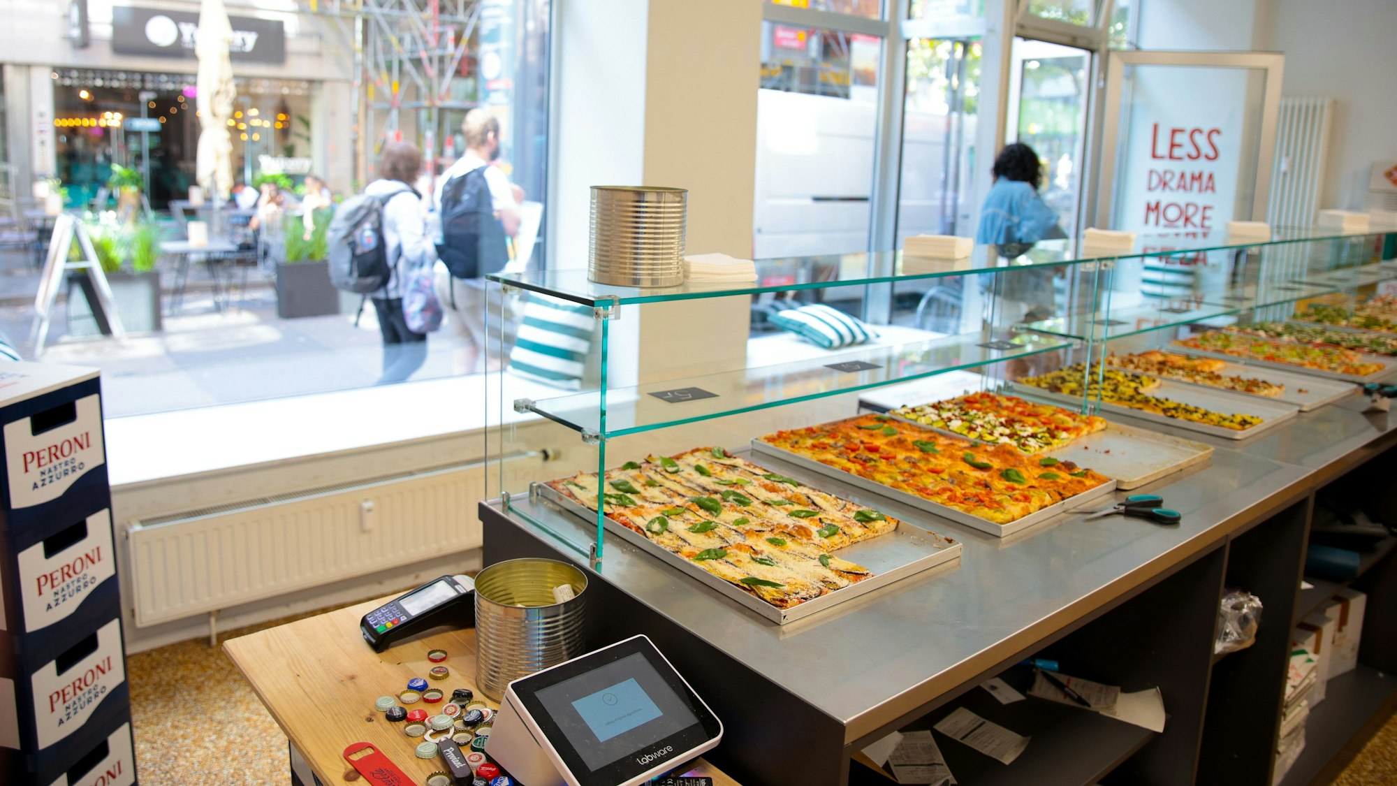 Die Pizza-Auslage ist zu sehen, und der Blick auf die Ehrenstraße.