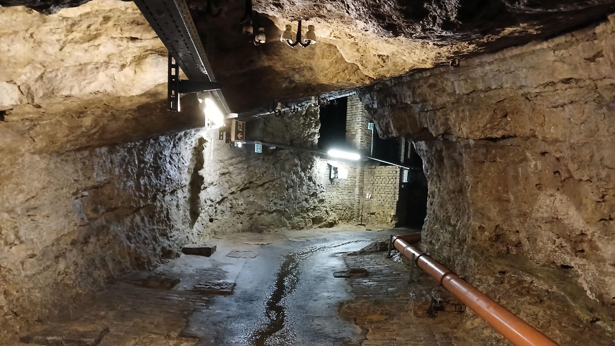 In den Felsen unter Bürvenich ist eine Art Höhle. Dort wurde früher Bier gelagert.