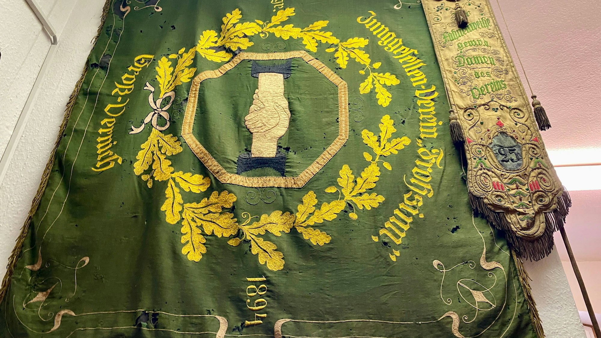 Das Bild zeigt die alte Standarte.