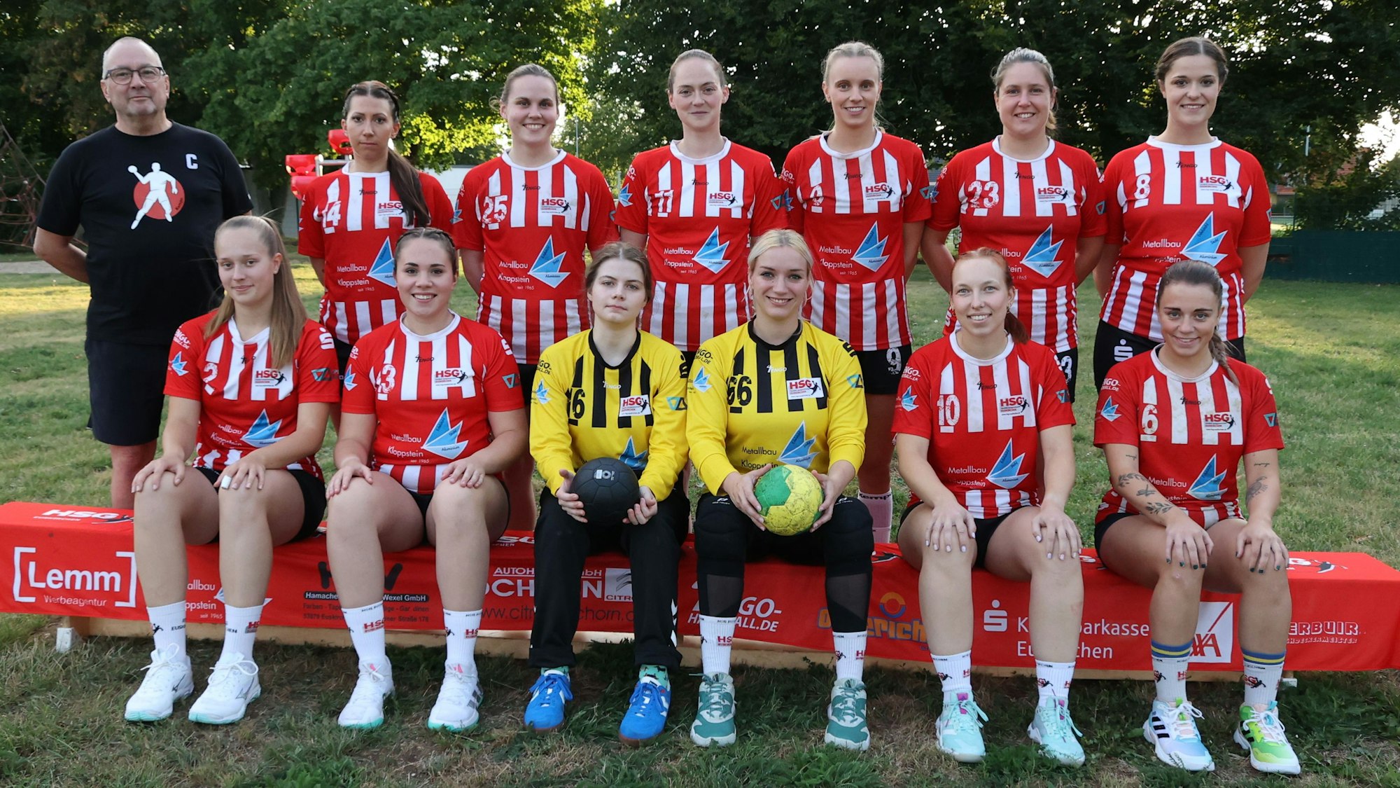 Die HSG Euskirchen Frauen auf ihrem Mannschaftsfoto.