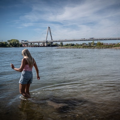 Das könnte demnächst schon ein saftiges Bußgeld kosten: Stehen im mehr als knöcheltiefen Rheinwasser. Bild: Ralf Krieger