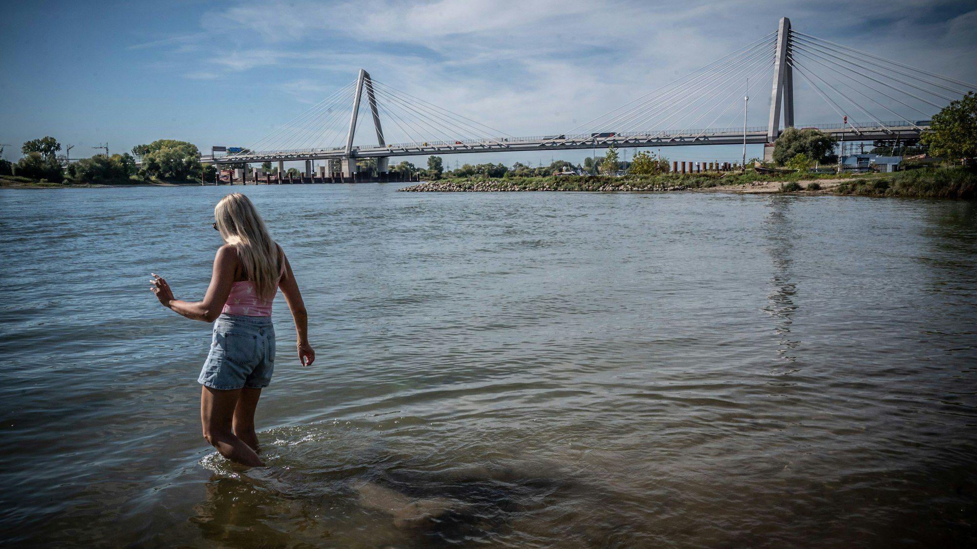 Das könnte demnächst schon ein saftiges Bußgeld kosten: Stehen im mehr als knöcheltiefen Rheinwasser. Bild: Ralf Krieger